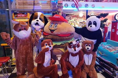 vendredi 24/02 soir : Les mascottes prennent le controle du restaurant 