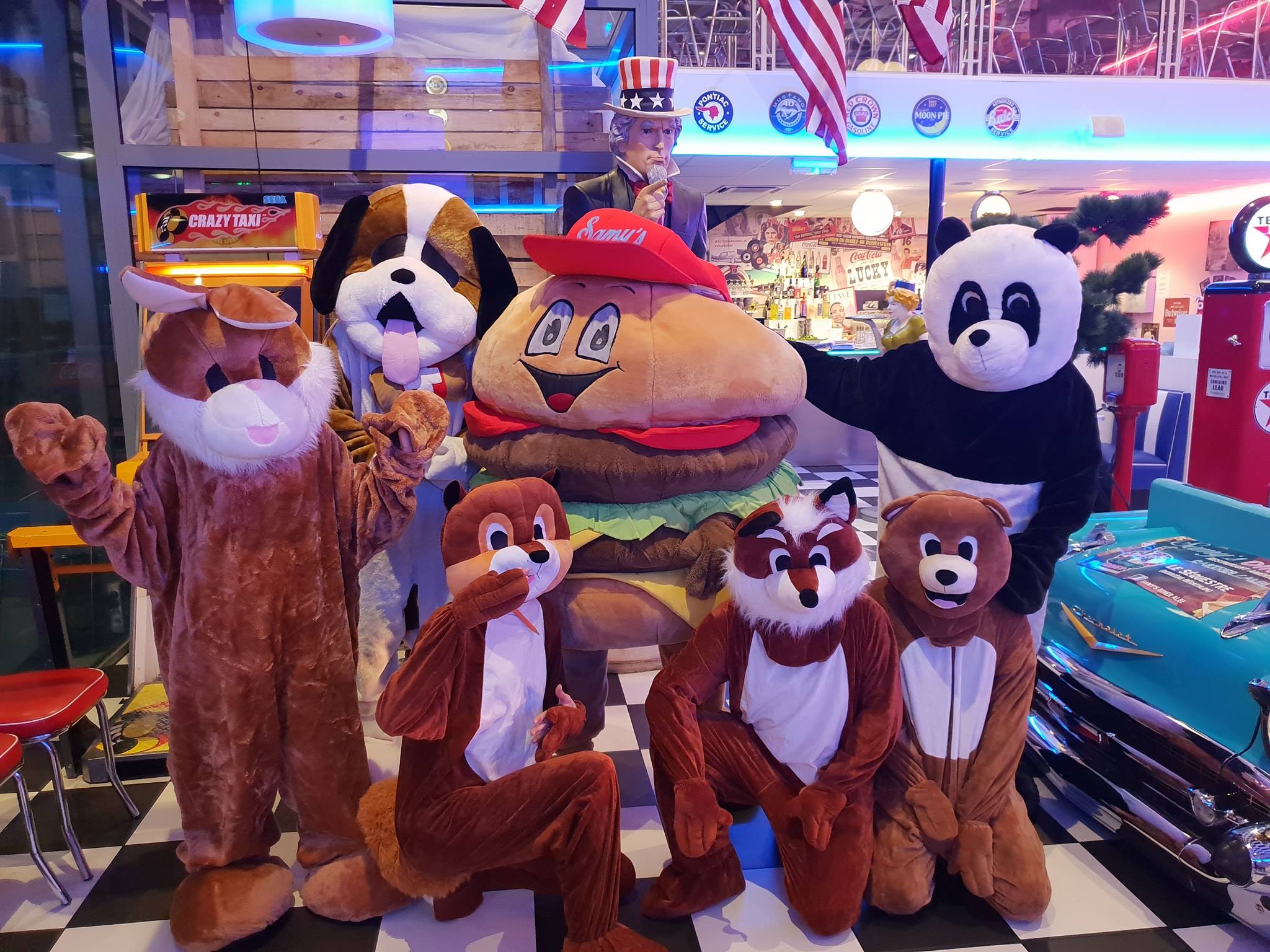Mercredi 05/11 midi : Les mascottes prennent le controle du restaurant 